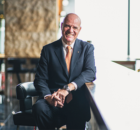 インターコンチネンタルホテル大阪<br />
総支配人 ジェローム様