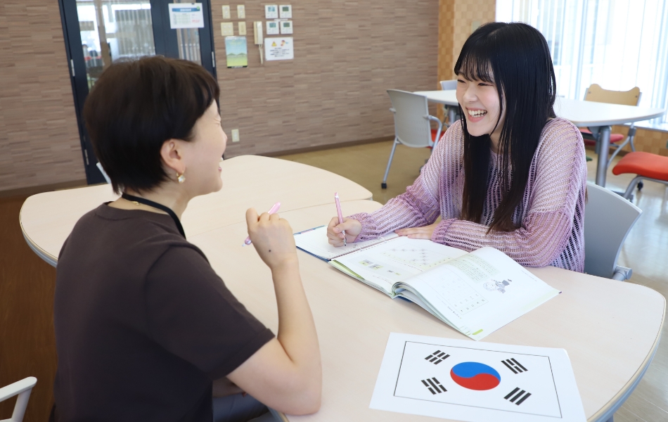 今後さらに必要とされる韓国語・中国語も学習