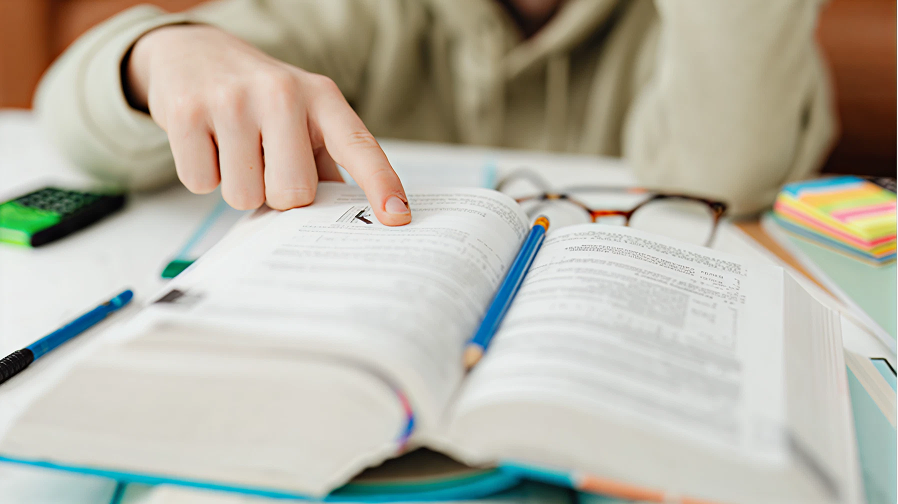 英検合格のために勉強をしている人のイメージ。