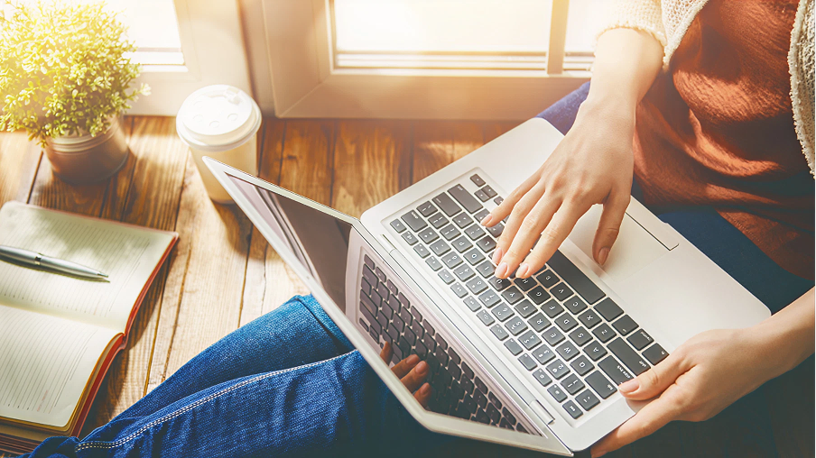 ノートPCで翻訳の仕事をしている女性の手元。