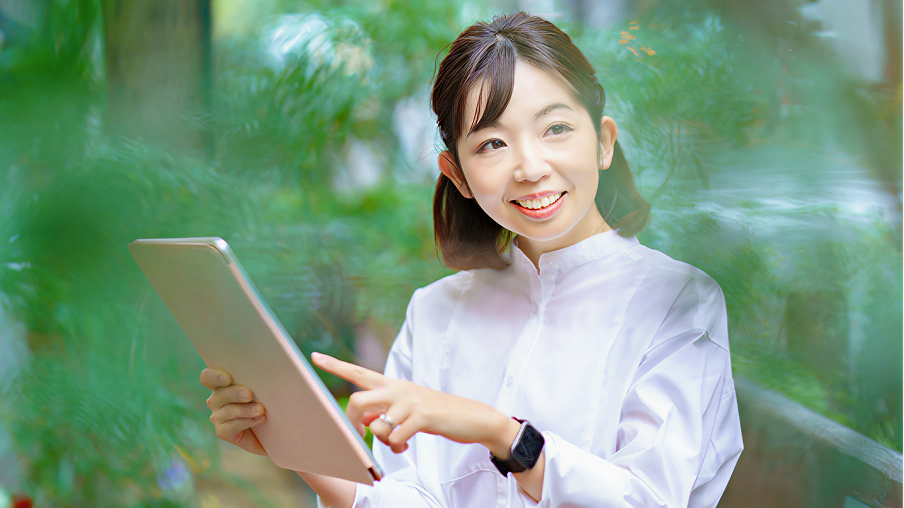 タブレットで翻訳の仕事をしている女性のイメージ。