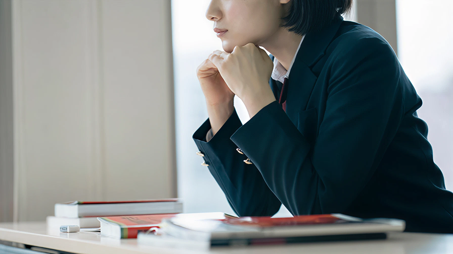 大学受験について悩む高校生のイメージ。