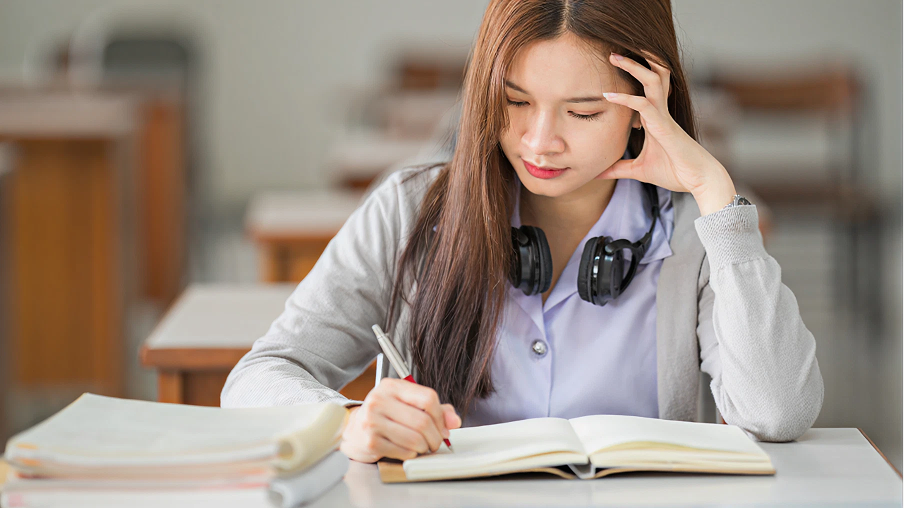 英語は独学でどこまで伸びる？高校生が最短で「話せる」ようになるための勉強法と限界の壁　タイトル画像