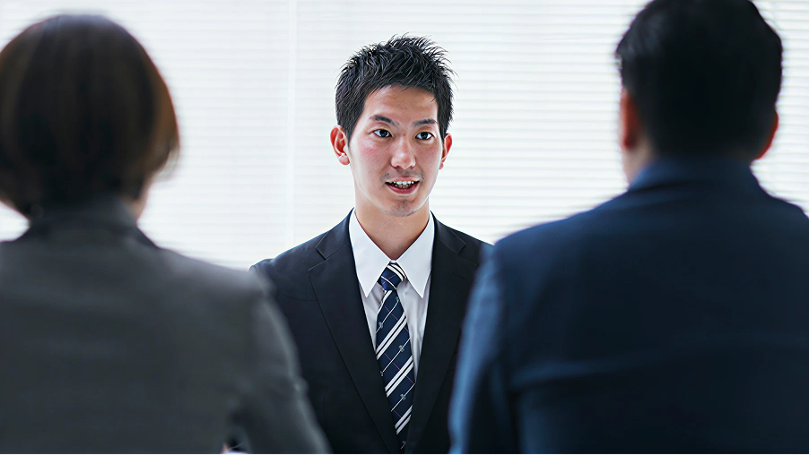就職活動で面接を行う学生のイメージ。