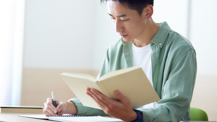 TOEICの勉強をしている人のイメージ。