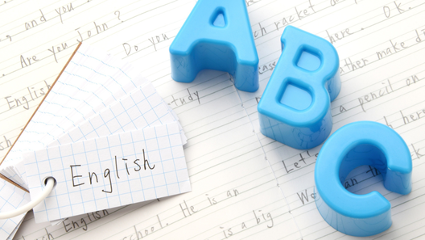 Englishと書かれた単語帳とABCのカタチをしたオブジェ。