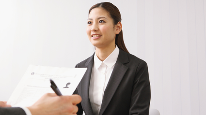 就活生が面接をしている様子。
