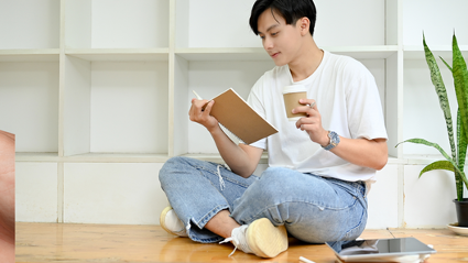 リーディングの練習をしている男性のイメージ。