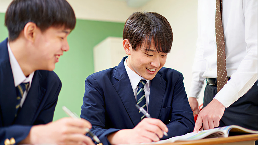 英語の勉強をしながら進路を検討する高校生のイメージ。