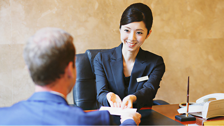 外国人のお客様を接客する女性スタッフ。