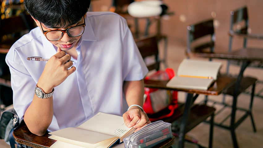 韓国語資格に向けて勉強をしている学生のイメージ。