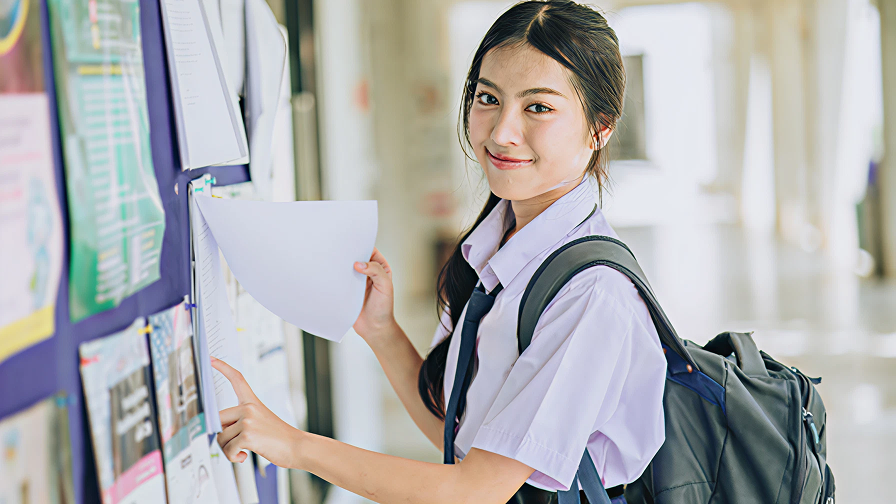アルバイトの情報を探す学生のイメージ。