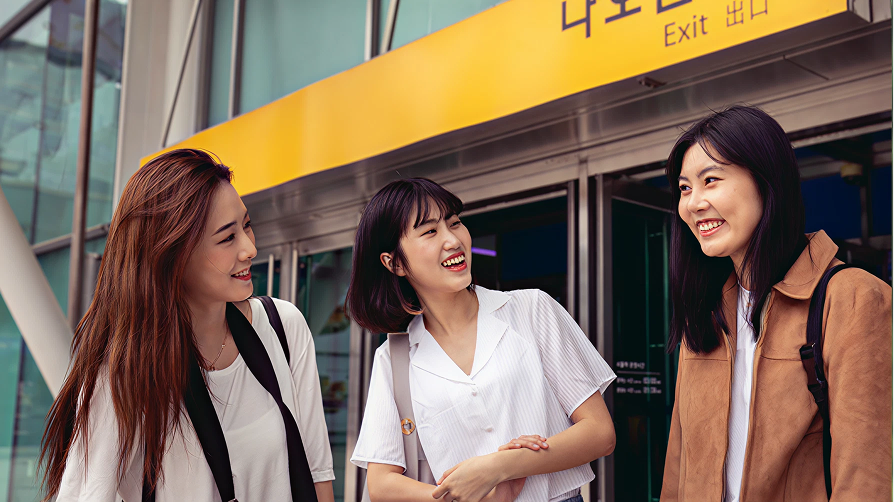 韓国語で会話を楽しむ若者のイメージ。