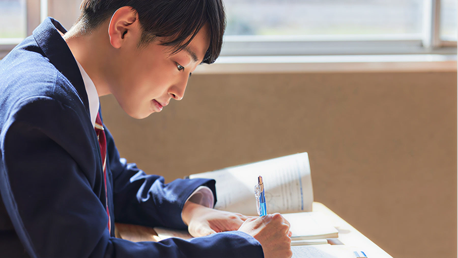 勉強している高校生のイメージ。