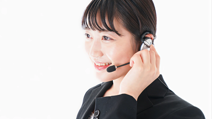 女性オペレーターが同時通訳を行っているイメージ。